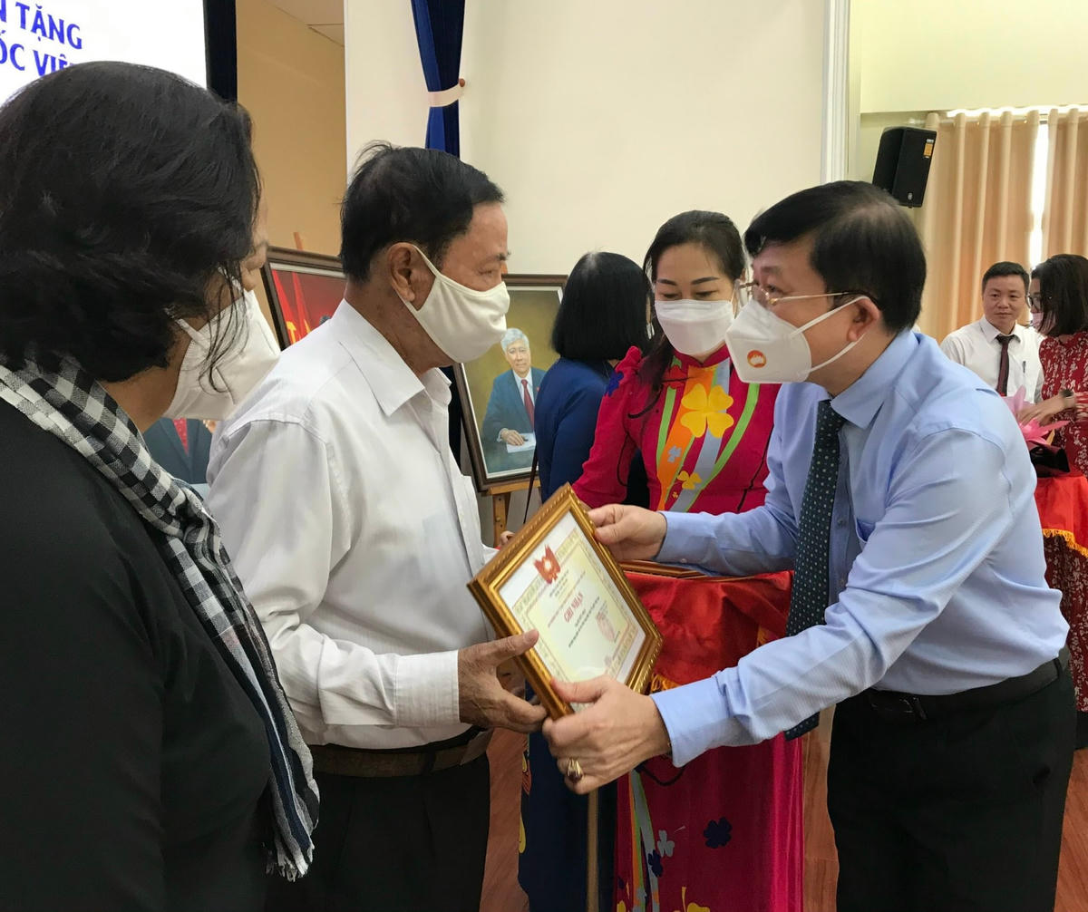 Ông Nguyễn Hữu Dũng và bà Tô Thị Bích Châu trao giấy Ghi nhận của Ban Thường trực UBTƯ MTTQ Việt Nam cho các tập thể, cá nhân có hiện vật hiến tặng Bảo tàng.