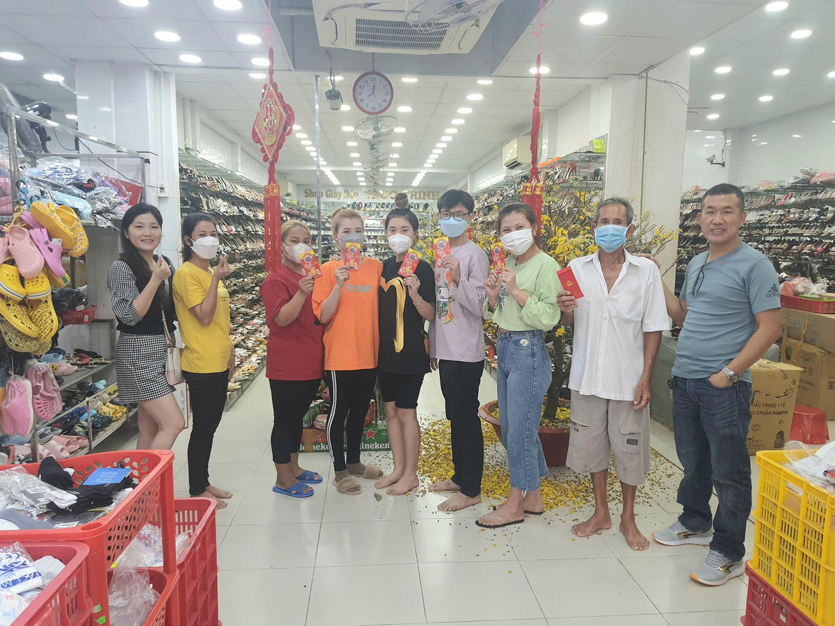 Nhân ngày đầu năm, chủ shop lì xì cho nhân viên.