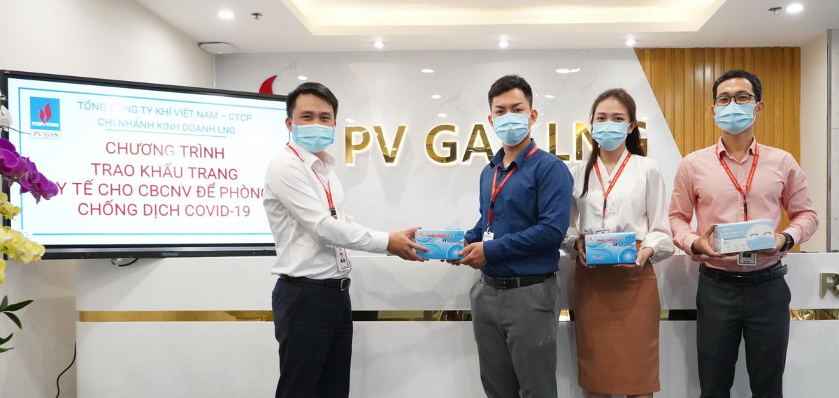 Công đoàn PV GAS LNG trao nhu yếu phẩm phòng, chống dịch cho từng người lao động.