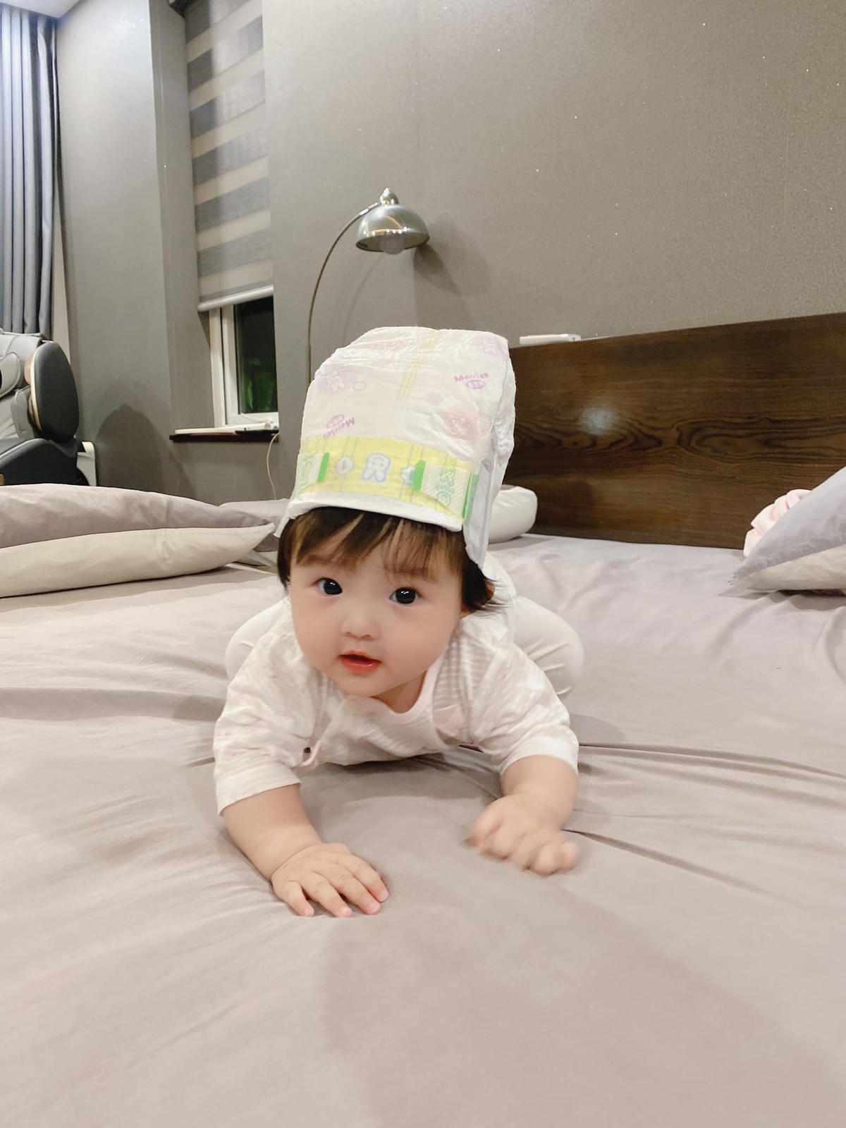 Công chúa Winnie đội bỉm cũng xinh muốn ngất. Ông Cao Thắng tự hào khi chăm con thay vợ: “Khi mẹ vắng nhà còn ba làm stylist. Đấy, đâu cần nơ vẫn xinh nhỉ con gái của ba kakaka”.