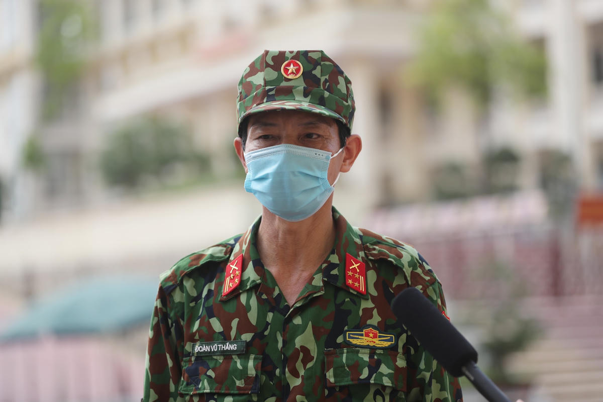 Đại tá Đoàn Vũ Thắng, Khung trưởng Khung quản lý cách ly tại Trường Quân sự Bộ Tư lệnh Thủ đô trực tiếp quản lý toàn bộ khu cách ly luôn quan tâm, động viện các nhân viên, chiến sỹ ở mọi bộ phận. Ảnh: Quang Vinh. 