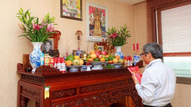 Người cúng lễ rằm tháng Chạp thường là người lớn tuổi nhất trong nhà. Nguồn: giadinhmoi.