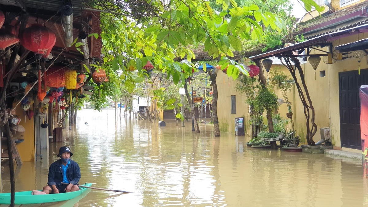 Một góc Hội An chìm trong biển nước.
