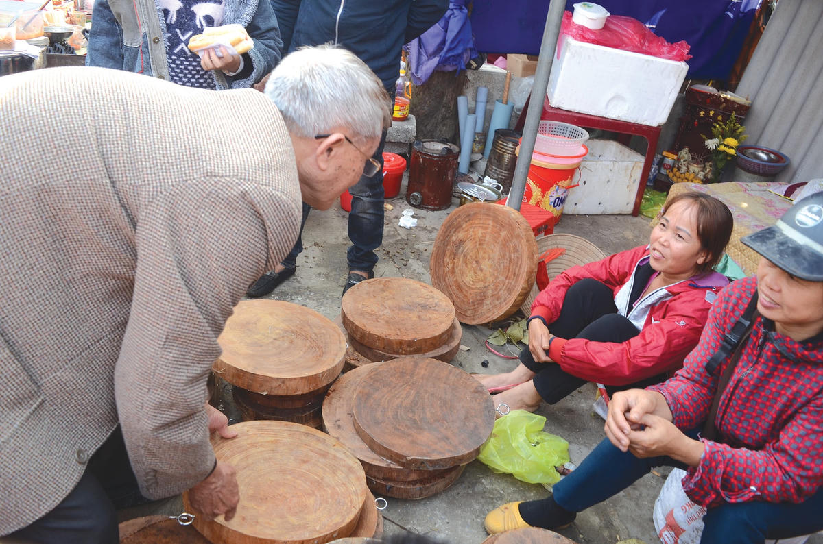Rất nhiều các mặt hàng của đời sống nông nghiệp, nông thôn được bày bán ở chợ Viềng.