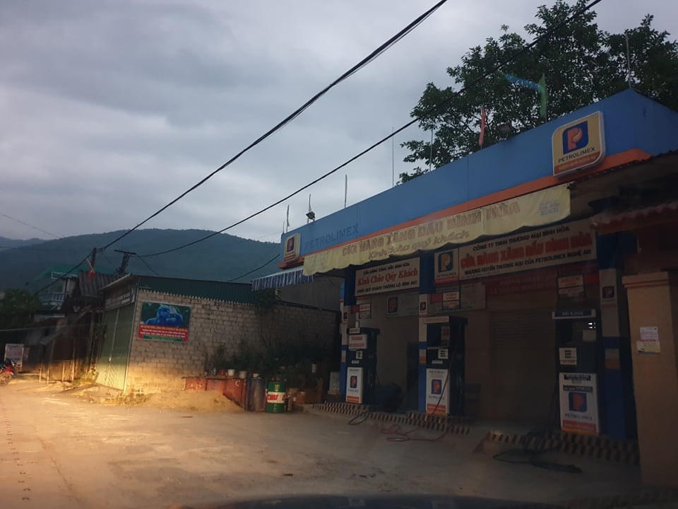 Một cửa hàng xăng dầu tại huyện Kỳ Sơn cũng cửa đóng, then cài trước giờ điều chỉnh giá.