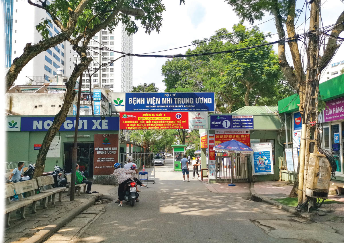 Bệnh viện Nhi Trung ương hàng ngày vẫn đón tiếp rất nhiều bệnh nhân.