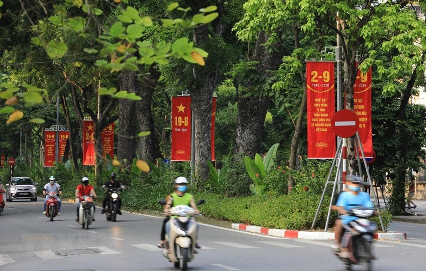 [ẢNH] Hà Nội trang hoàng rực rỡ cờ hoa chào mừng 75 năm Quốc khánh 2-9