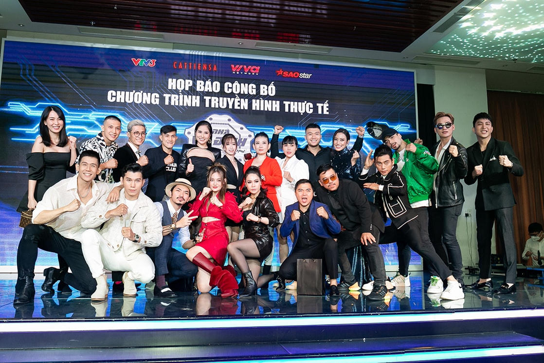 Các nghệ sĩ có mặt tại buổi họp báo.