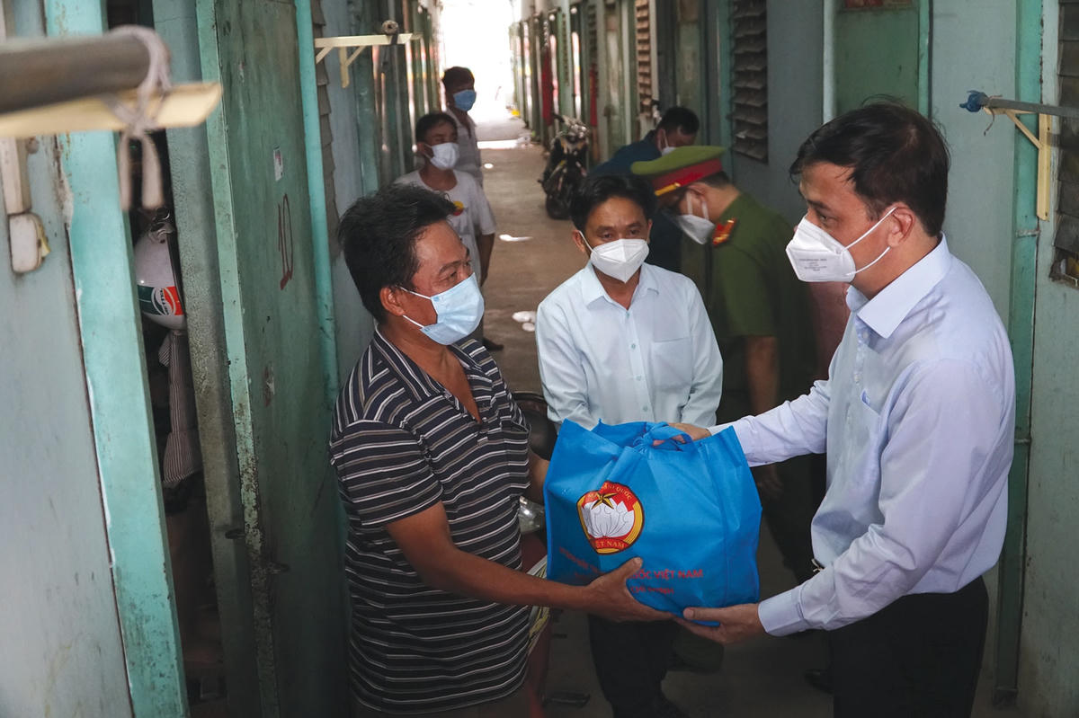 Ông Lê Hòa Bình, Phó Chủ tịch UBND TP HCM thăm và tặng quà cho người dân trong khu trọ và vùng xanh trên địa bàn huyện Bình Chánh.