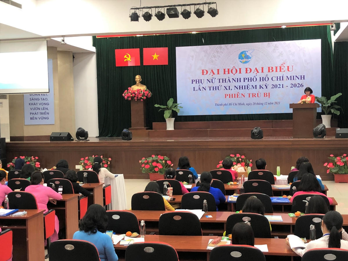 Phó Chủ tịch Hội LHPN TP HCM Trần Thị Phương Hoa phát biểu tại đại hội vào chiều 20/12. Ảnh: Hồng Phúc.