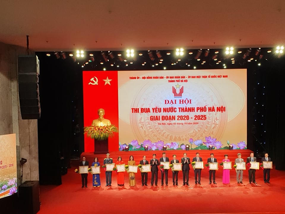 Trưởng ban Tuyên giáo Trung ương Võ Văn Thưởng và Chủ tịch UBTƯ MTTQ Việt Nam Trần Thanh Mẫn trao Huân chương Lao động cho đại diện 14 tập thể.