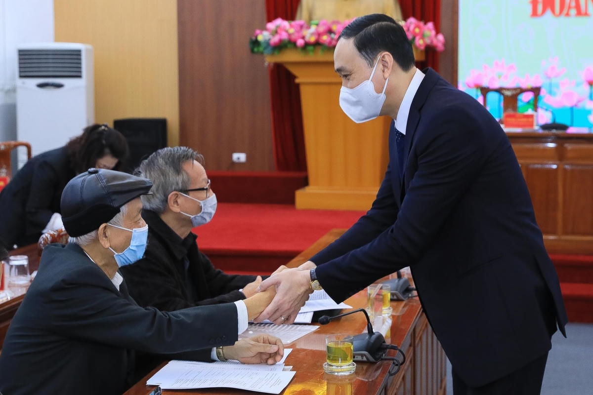 Ban Thường trực UBTƯ MTTQ Việt Nam chào đón các vị đại biểu dự Hội nghị. Ảnh: Quang Vinh.