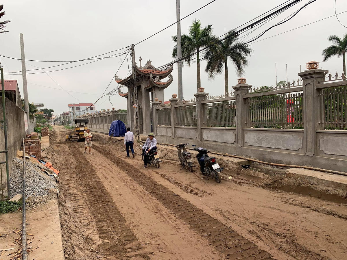 Với tinh thần vì lợi ích chung, Linh mục Giuse Tạ Ngọc Nghiệp, Ban hành giáo Giáo xứ Phú Thứ đã bàn bạc, thống nhất quyết định tháo dỡ toàn bộ cổng, tường bao của nhà thờ dài hơn 100m, xây lùi lại vào phía trong để hiến đất mở rộng đường, ủng hộ dự án.