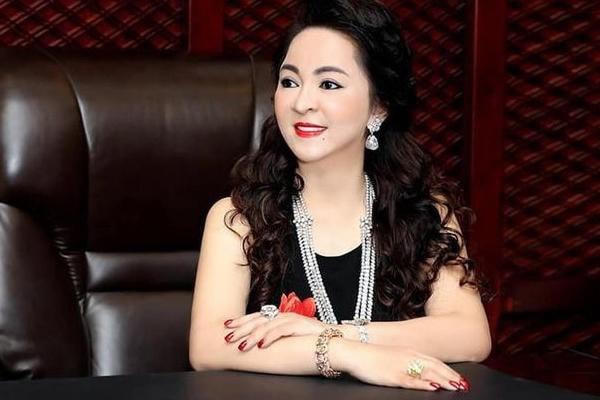 Bà Nguyễn Phương Hằng có quyền yêu cầu luật sư để bào chữa cho mình trong các giai đoạn khởi tố, điều tra, truy tố và xét xử.