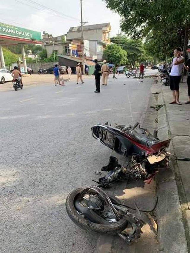 Nam thanh niên đi xe máy tử vong sau cú tông cực mạnh với xe ô tô 16 chỗ.