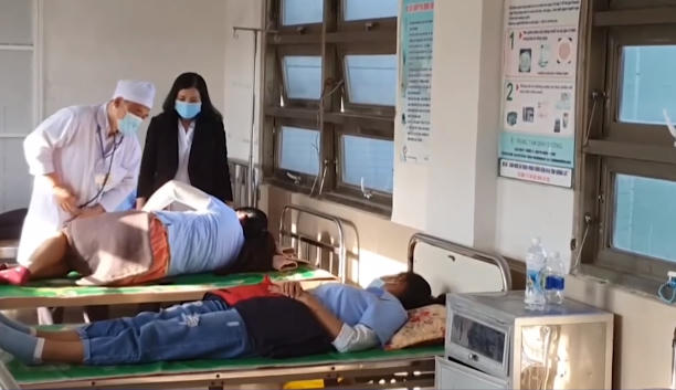 Các công nhân nghi bị ngộ độc thực phẩm được điều trị tích cực tại bệnh viện.