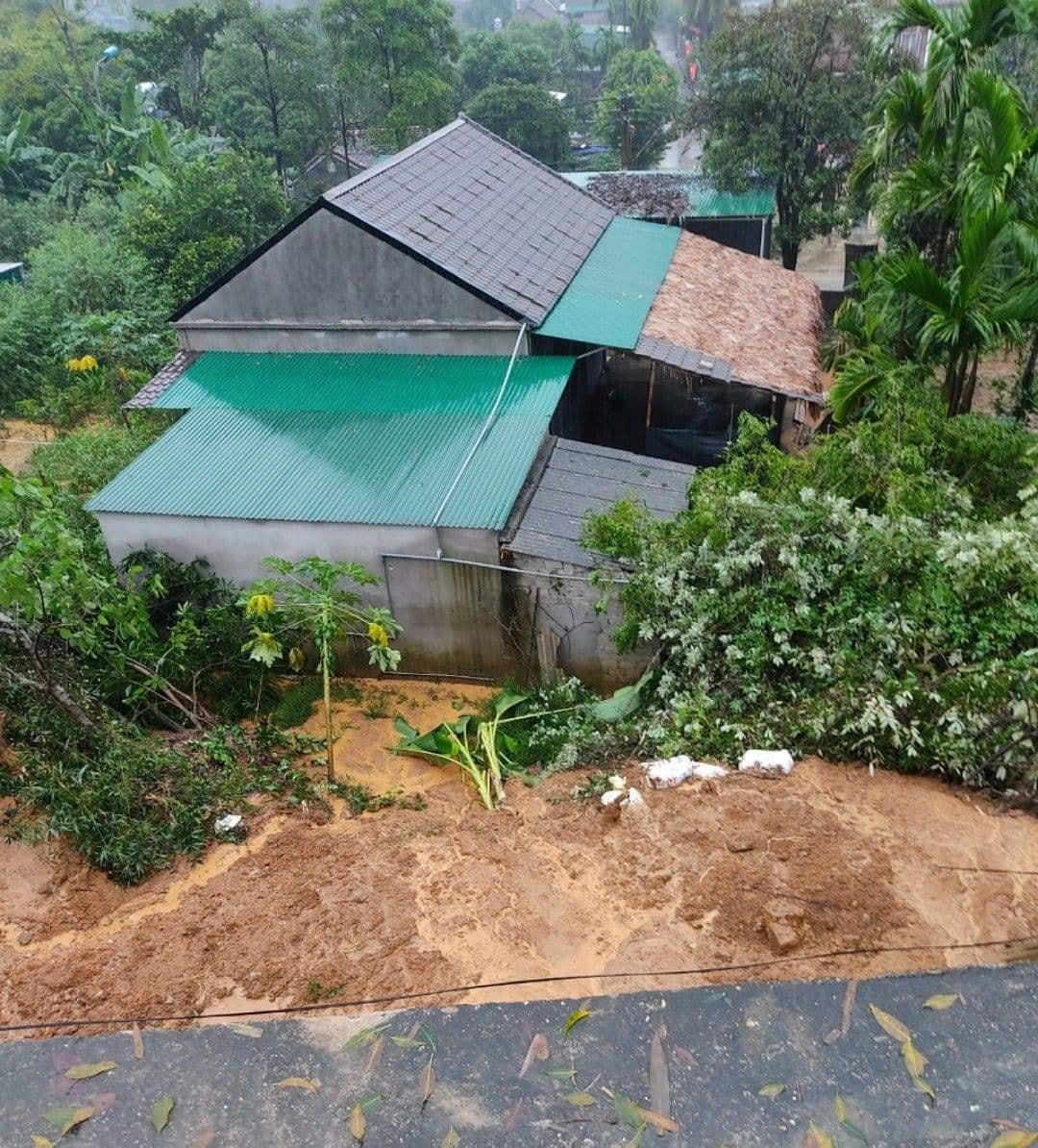 Ngôi nhà bà Trung tại xã Hội Sơn, huyện Anh Sơn bị đất đá sạt lở vào nhà, tuy nhiên không có thiệt hại về người.