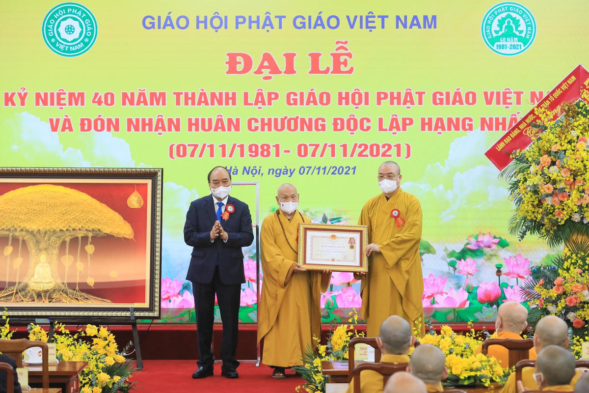 Chủ tịch nước Nguyễn Xuân Phúc trao Huân chương Độc lập hạng Nhất cho GHPG Việt Nam.