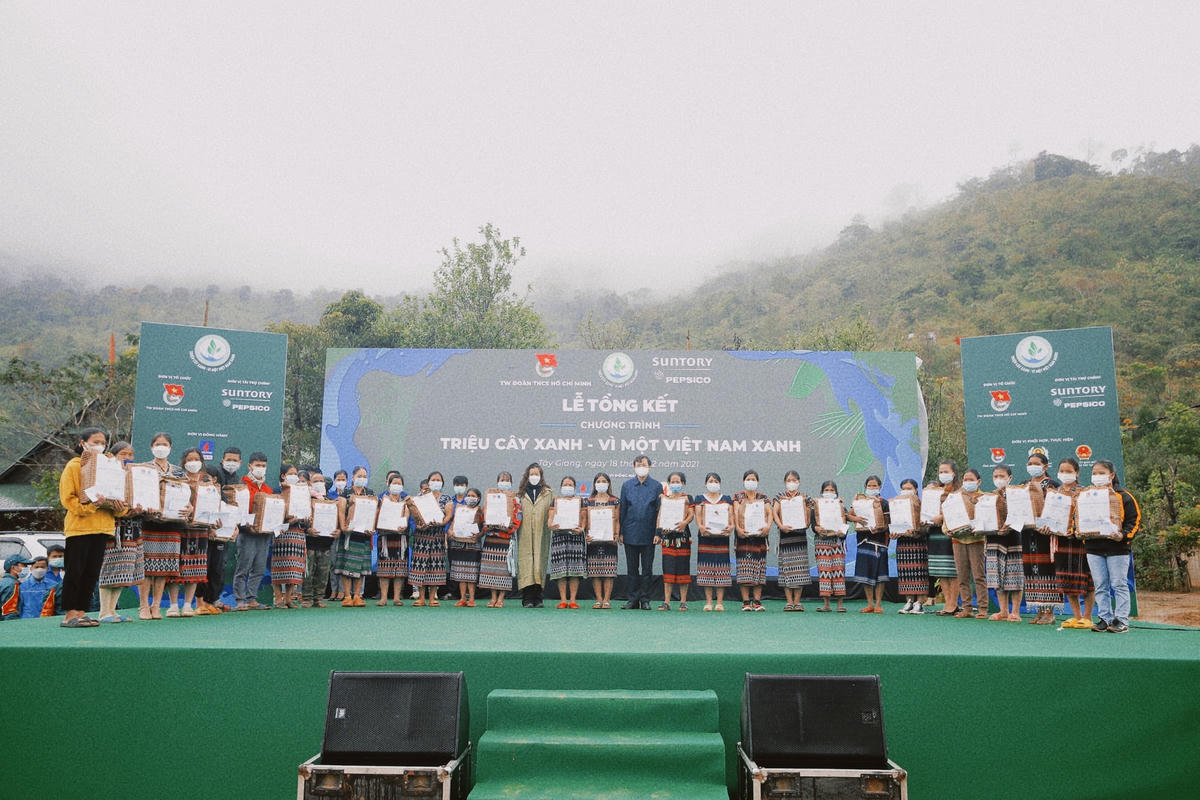 Tại lễ tổng kết, Chương trình đã trao tặng những phần quà cho các hộ gia đình chính sách và các gia đình có hoàn cảnh khó khăn tại làng A Rầng, huyện Tây Giang, tỉnh Quảng Nam.