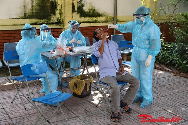 Xét nghiệm Covid-19 tự nguyện cho những người liên quan đến Bệnh viện K.Ảnh: Quang Vinh.