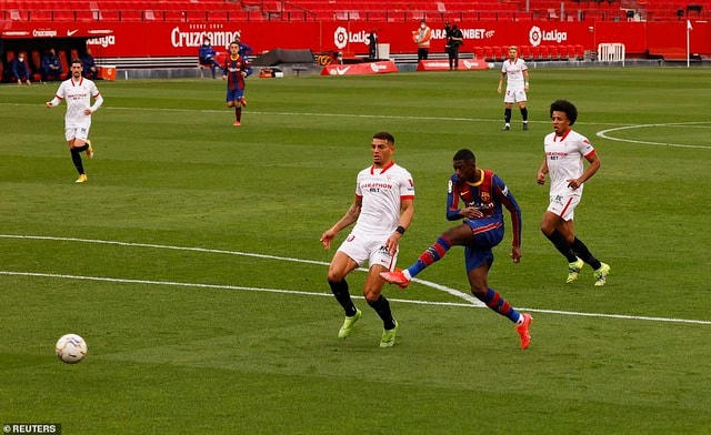 Dembele mở tỷ số cho Barcelona ở phút 25 sau đường kiến tạo của Messi.  