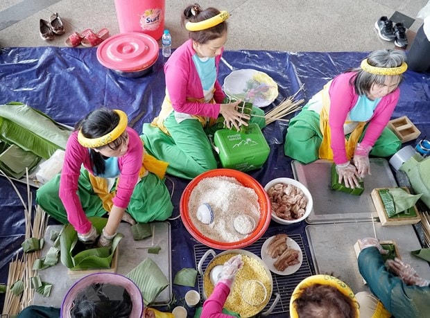 Đội thi đến từ quận 5 tham gia 'Hội thi Gói, nấu bánh Chưng dâng cúng Quốc Tổ' lần thứ 3 năm 2021. (Ảnh: Thu Hương/TTXVN).