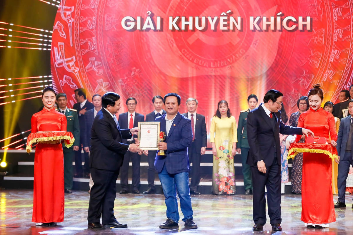 Trưởng ban Nội chính Trung ương Phan Đình Trạc và Giám đốc Học viện chính trị quốc gia Hồ Chí Minh Nguyễn Xuân Thắng trao giải cho các tác giả đạt Giải Khuyến khích. Ảnh: Quang Vinh.