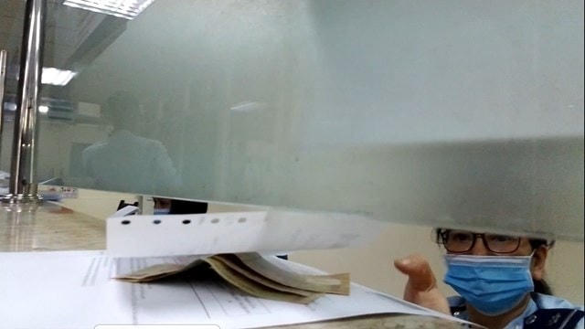 Hình ảnh tiền "bôi trơn" tại Chi cục Hải quan Nội Bài.