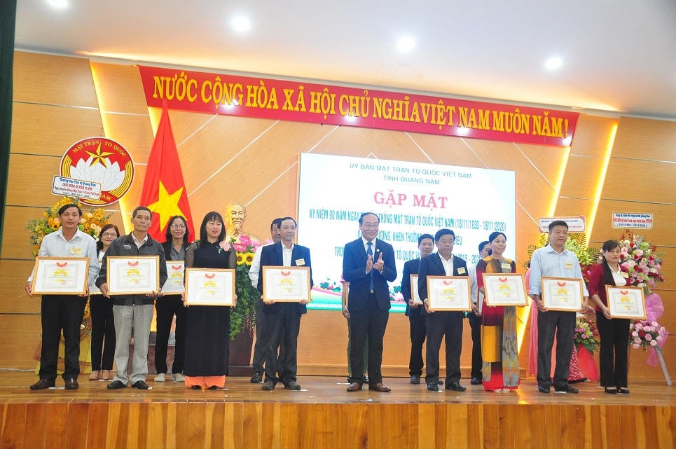 Tặng Bằng khen cho cá nhân tiêu biểu trong công tác Mặt trận giai đoạn 2015-2020.