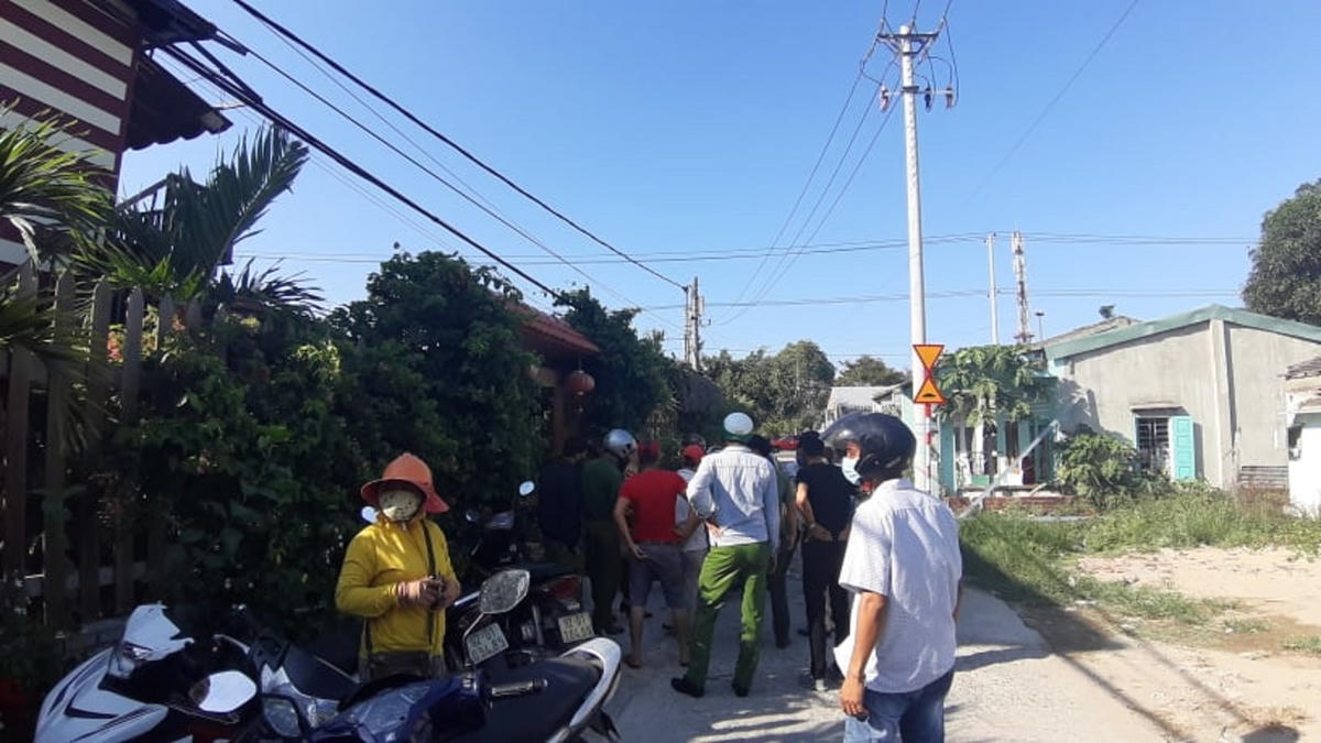 Lực lượng chức năng làm việc nơi phát hiện nhóm khách Trung Quốc.