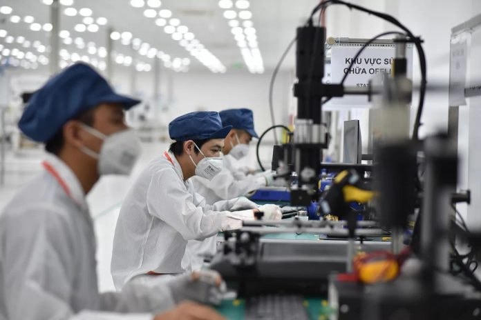 Chú trọng đào tạo lao động theo hướng tập trung cho những ngành có hàm lượng khoa học công nghệ cao.