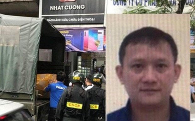 Cảnh sát kiểm tra, khám xét tại cửa hàng điện thoại Nhật Cường mobile ở 33 Lý Quốc Sư, Hà Nội (Ảnh: Doãn Tấn/TTXVN); Bùi Quang Huy (ảnh nhỏ do Cơ quan Công an cung cấp).
