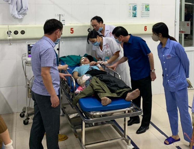 Lãnh đạo huyện Hải Hà (Quảng Ninh) trực tiếp thăm các nạn nhân trong vụ tai nạn.