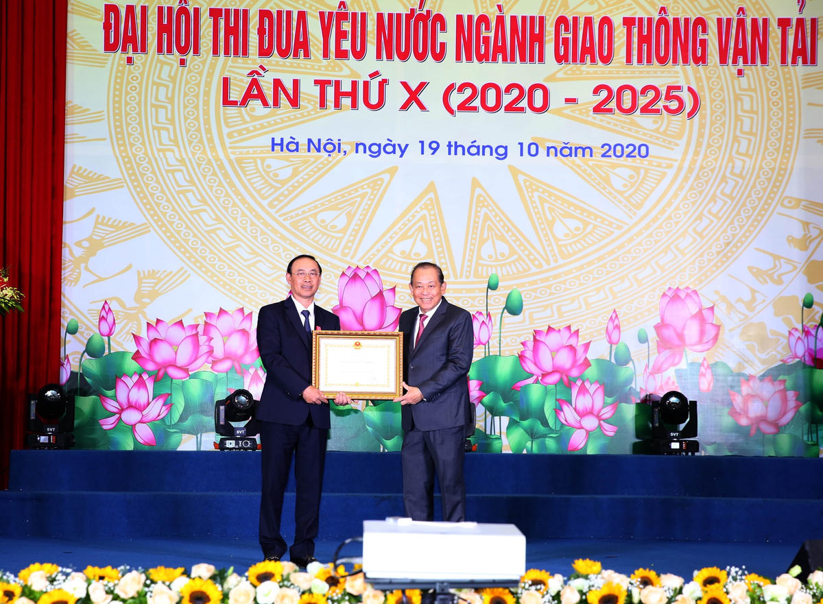 Phó Thủ tướng Thường trực Trương Hòa Bình trao Huân chương Lao động hạng Nhất của Chủ tịch nước cho Thứ trưởng Bộ GTVT Lê Đình Thọ.