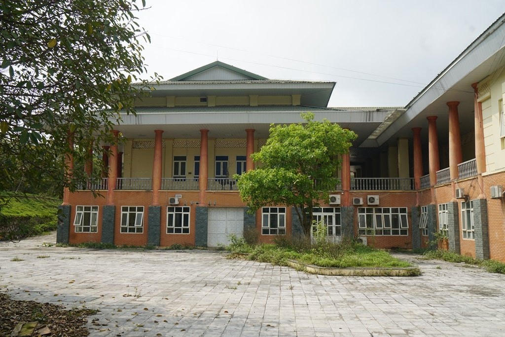 Hết thời gian trưng dụng làm khu cách ly, Trung tâm hội nghị Hàm Rồng bị bỏ hoang khiến cỏ mọc um tùm, các đồ dùng văn phòng thì vứt bừa bãi. 