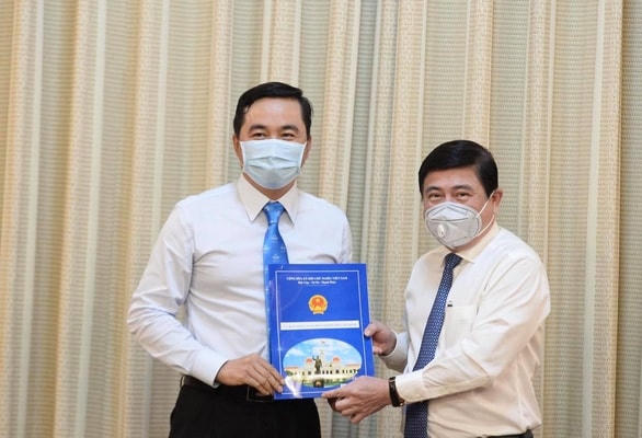Tân Giám đốc Sở Công thương Bùi Tá Hoàng Vũ nhận quyết định bổ nhiệm. Ảnh: Đảng cộng sản.
