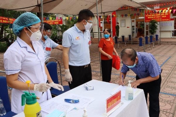 các cử tri đều phải khai báo y tế trước khi tham gia bầu cử