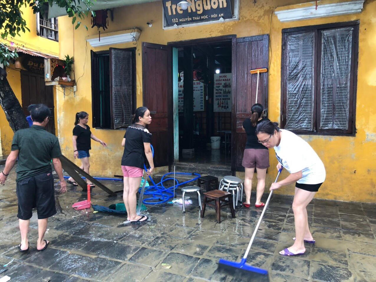 Người dân Hội An dọn vệ sinh nhà cửa sau lũ.