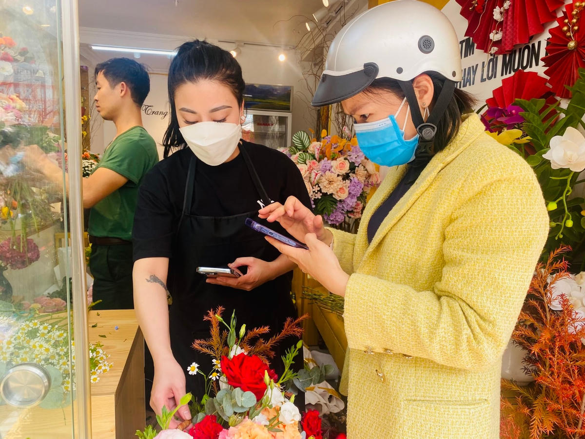 Chị em 'bật chế độ' nhận quà, thị trường quà tặng nhộn nhịp trước ngày 8-3