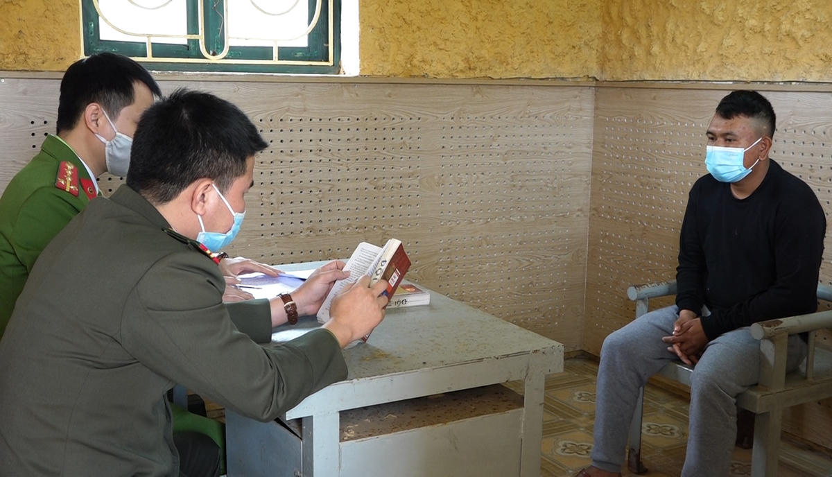 Pùm Coong Khăm Đeng tại cơ quan điều tra.