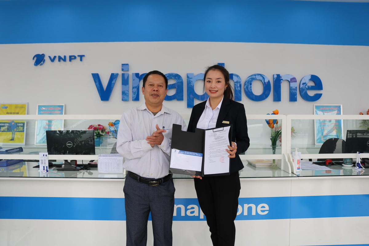 Giám đốc VinaPhone Điện Biên Tô Bá Diệp trao thưởng cho chị Quàng Thị Tinh.
