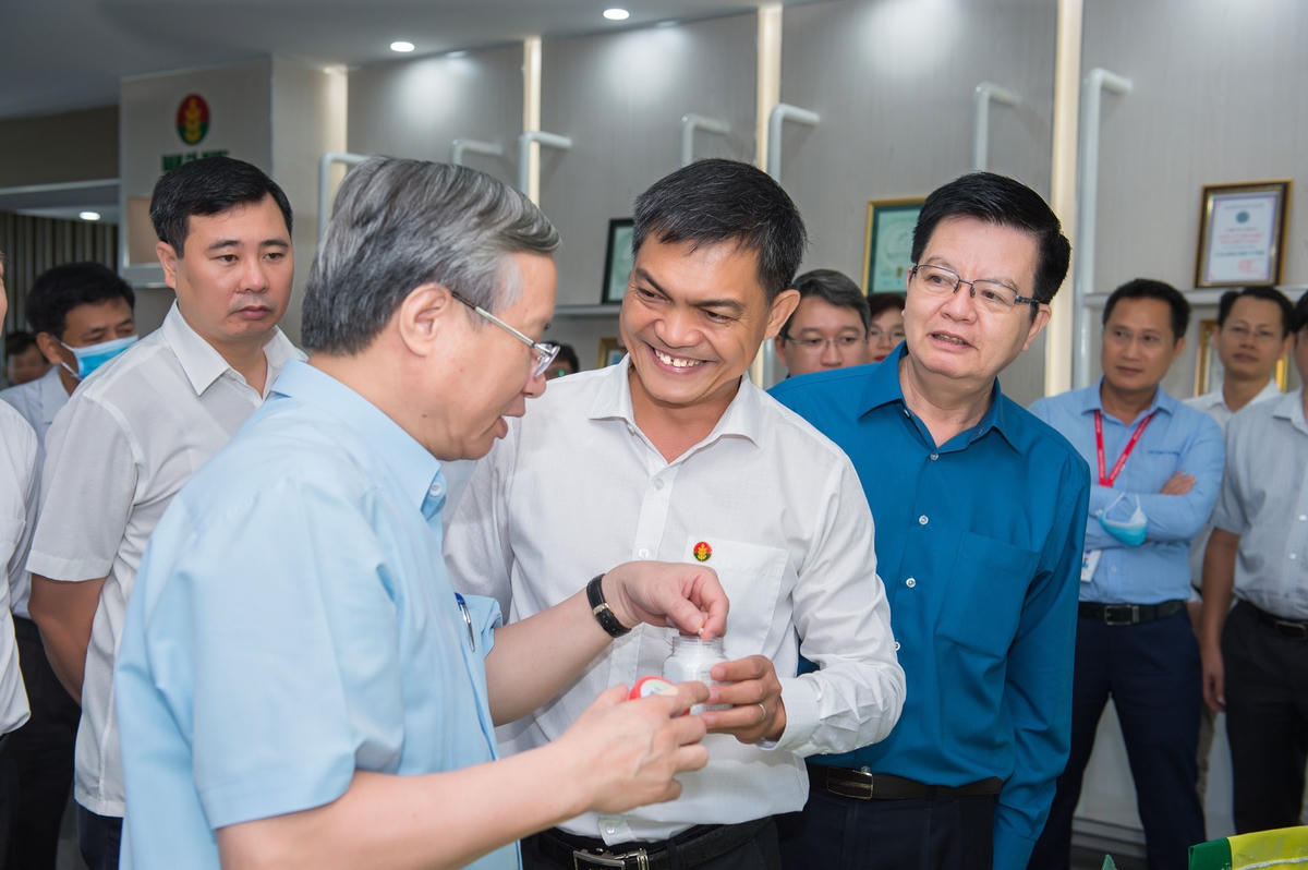 Thường trực Ban Bí thư Trần Quốc Vượng trao đổi với Tổng Giám đốc PVCFC Văn Tiến Thanh.