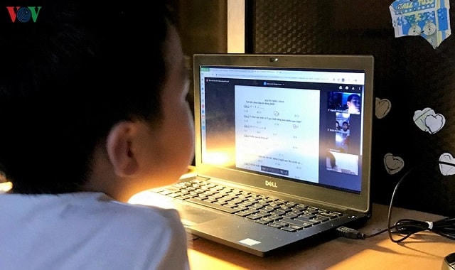 Bảo vệ mắt cho trẻ khi học trực tuyến. Ảnh: VOV.