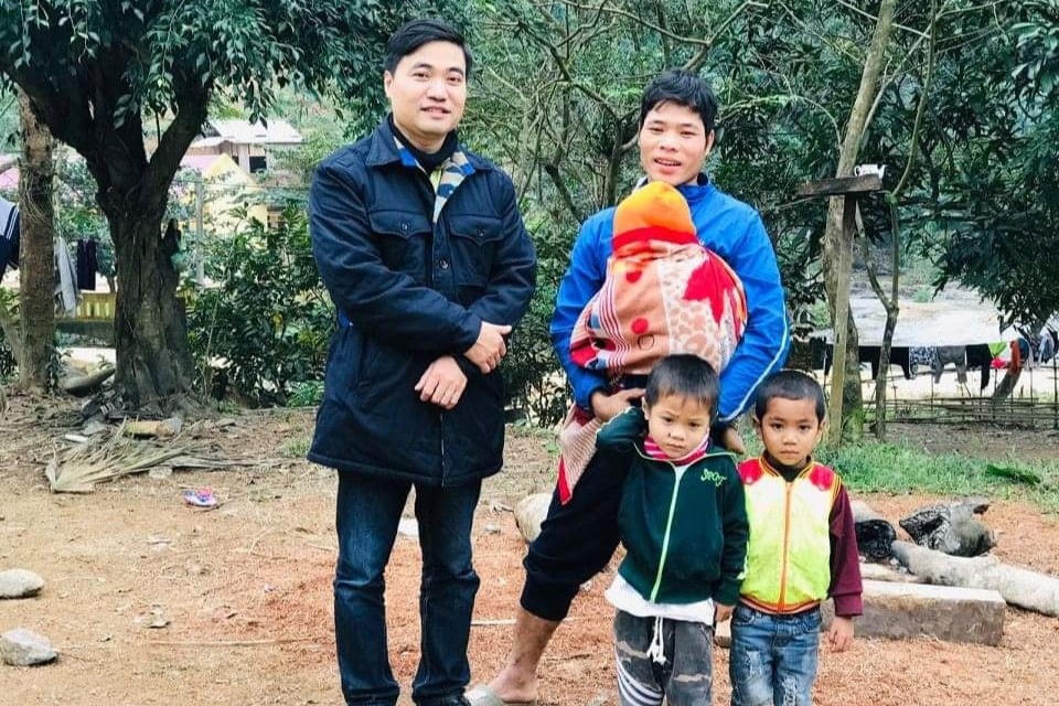 Ngoài ra thầy giáo Ngô Mậu Tình cũng đang từng ngày đồng hành, góp sức với chính quyền địa phương để tuyên truyền đến bà con dân tộc, đẩy lùi nạn tảo hôn và hôn nhân cận huyết cũng như các tệ nạn xã hội.