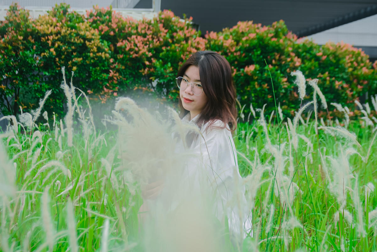 Bạn Nguyễn Thị Thúy (Long Biên, Hà Nội) đang tạo dáng chụp ảnh tại đồng cỏ lau chia sẻ: “Sau khi thấy một số người bạn đăng hình chụp cánh đồng này lên mạng xã hội, tôi xin địa chỉ để ra đó chụp ảnh cùng bạn bè. Khi đến nơi, tôi cảm thấy bất ngờ dù là cỏ lau mọc tự nhiên nhưng có vẻ đẹp trắng xóa và tinh khôi ngây ngất lòng người”.