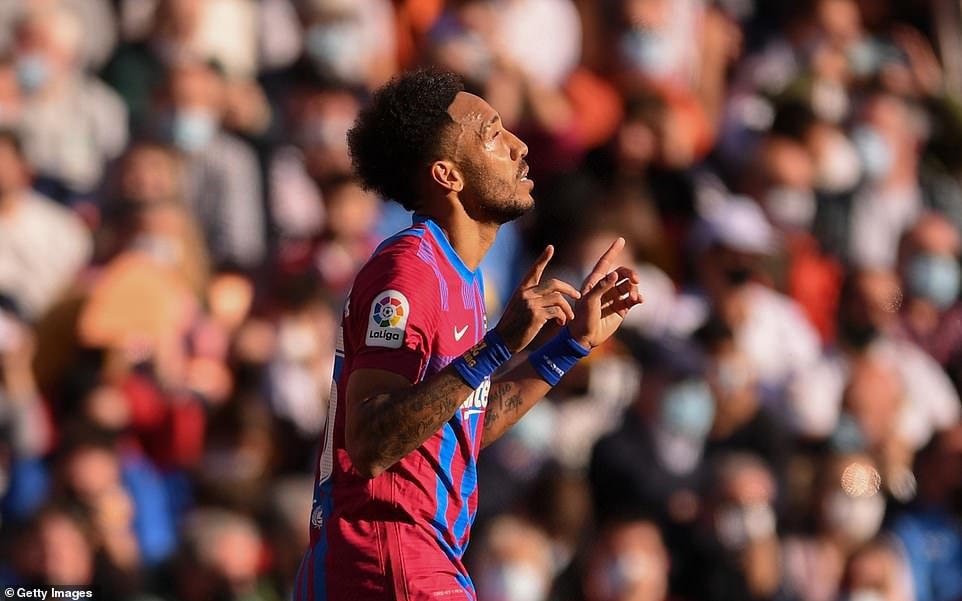 Aubameyang ăn mừng bàn thắng mở tỷ số cho Barcelona ở phút 23.