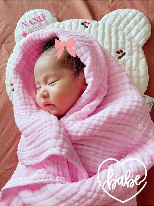 Diễn viên Bảo Thanh mừng đầy tháng con gái nhỏ: “Nhoắng một cái .. hôm nay Em bé của Mẹ đã tròn tháng rồi này. Nhanh ơi là nhanh. Mừng đầy tháng em bé Nanu của Mẹ nhé. Cả nhà mình yêu thương em rất nhiều”.