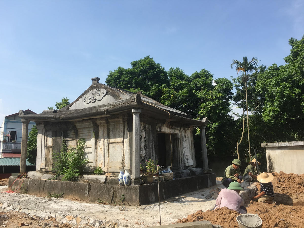 Những người thợ đang gia cố gò đất am mộ.