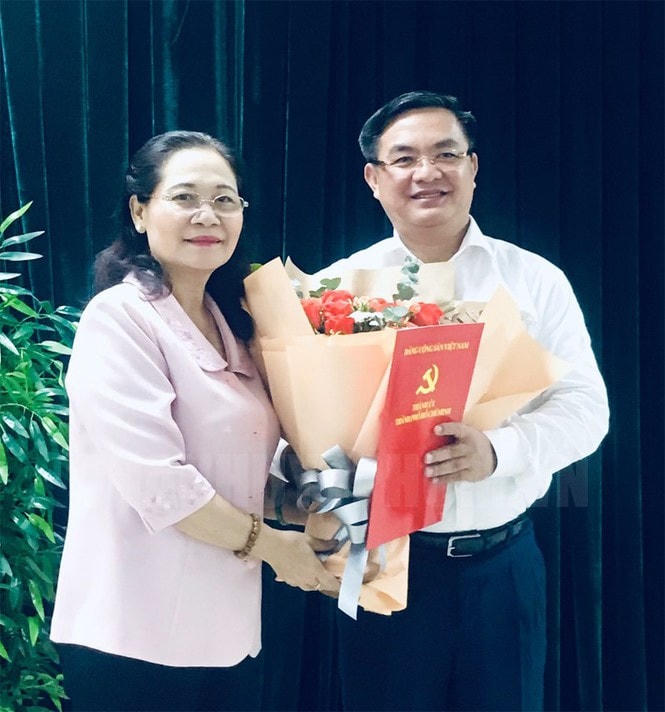 Ông Trần Trọng Tuấn (bên phải) nhận quyết định bổ nhiệm làm Phó Chánh Văn phòng Thành ủy TP HCM vào ngày 26/6 vừa qua. (Ảnh: Trang tin điện tử Đảng bộ TP HCM).