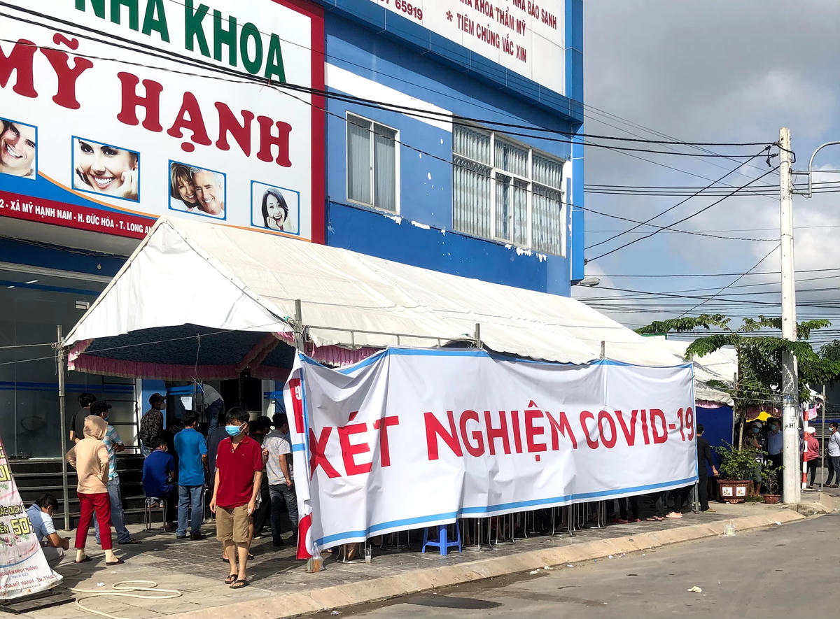 Người xét nghiệm xếp hàng từ sáng sớm.